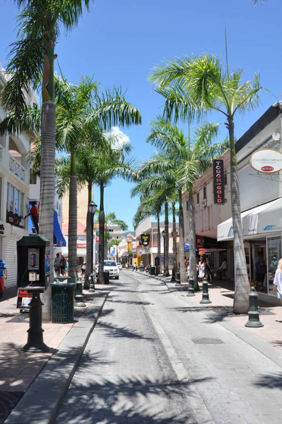 Rua em Philipsburg, capital de Sint Maarten - Caribe